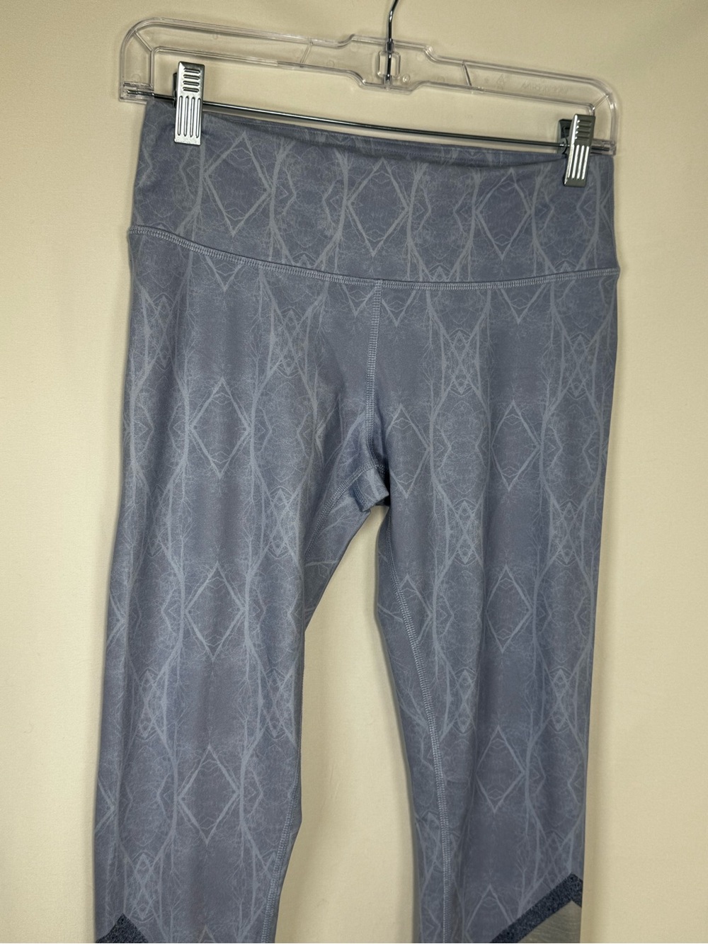 NWOT Alo Yoga Tree Lace Sky Geometric Chevron Leggings Size XS - Picture 4 of 12